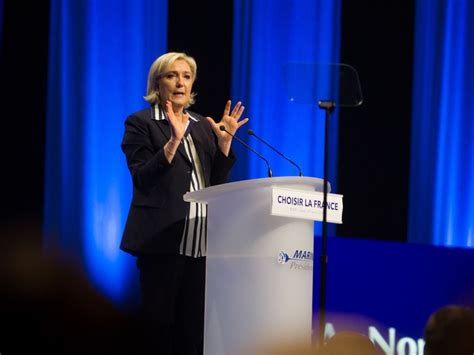 marine le pen nue|Ce cliché de Marine Le Pen jeune et seins nus agite les internautes